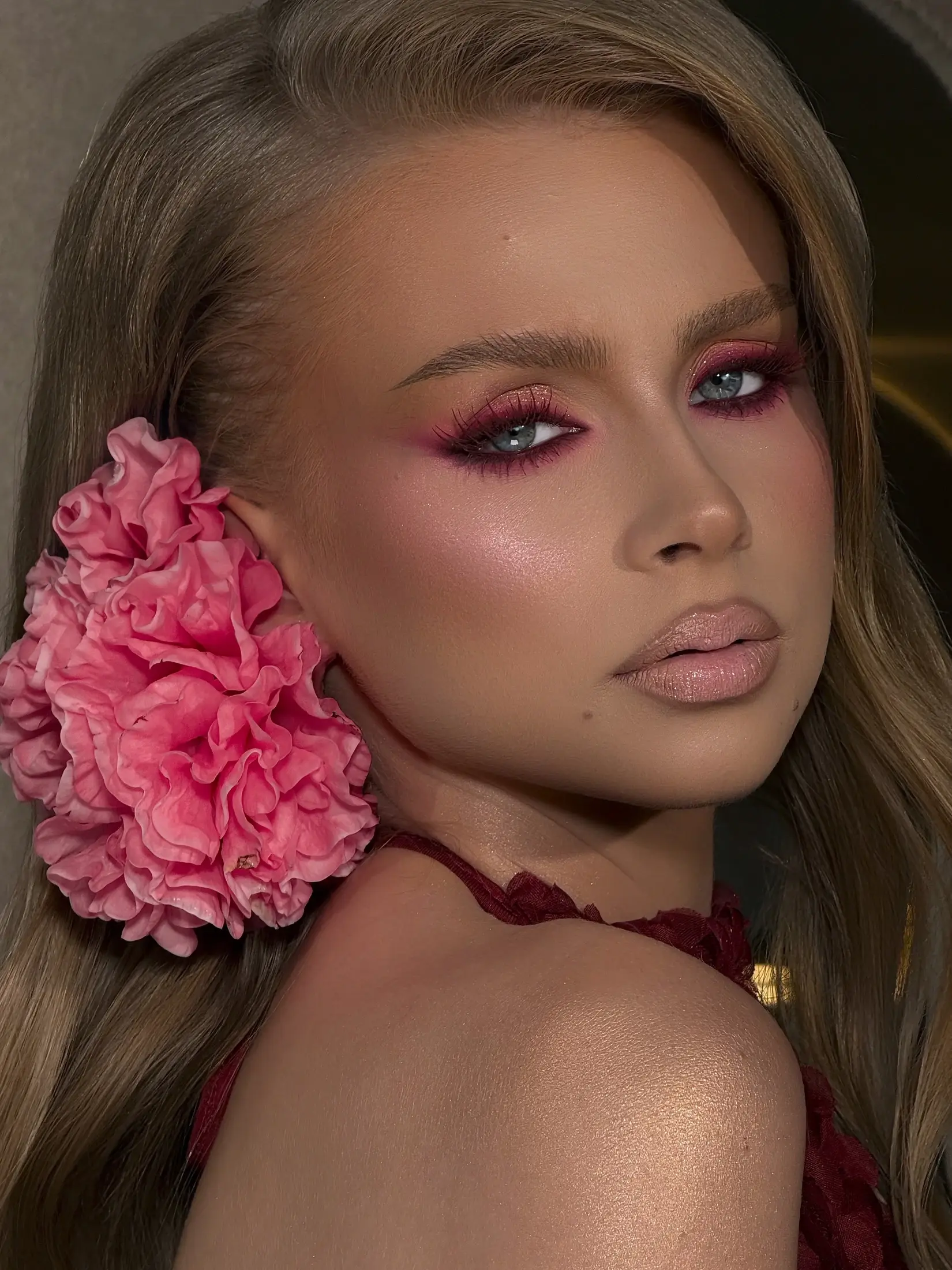 Bride with luminous, natural bridal makeup by Mihaela Taban